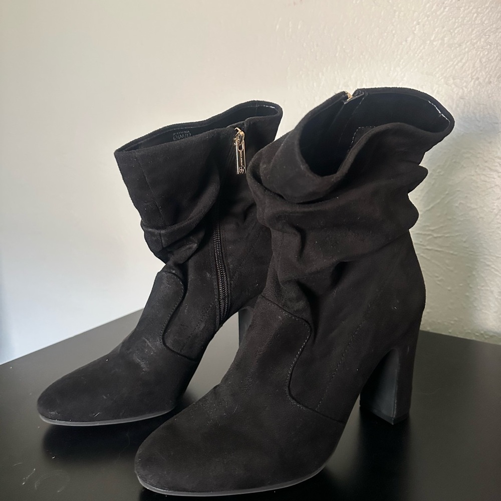 Jessica Simpson Black Suede Slouchy Heeled Booties – Size 6.5 🖤